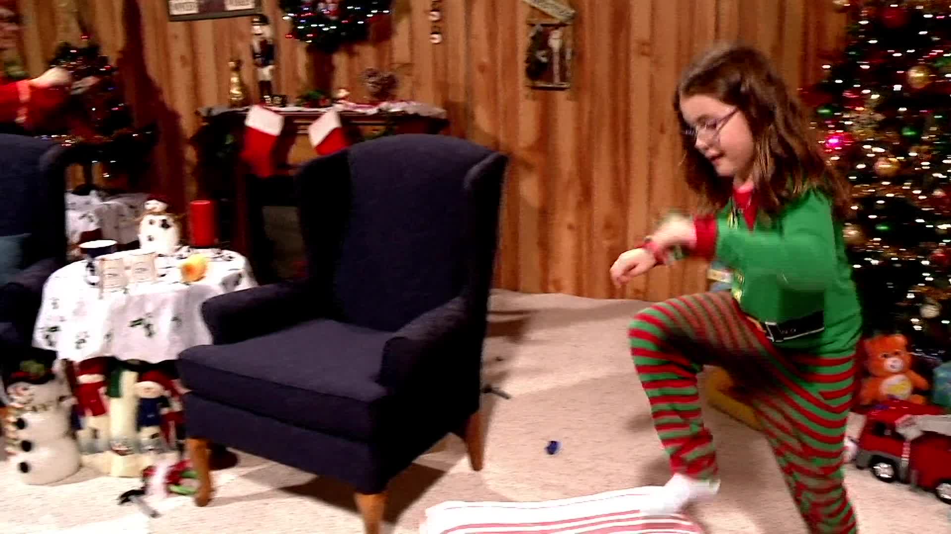 Thumbnail image for ElvesPlayatSantasHouse